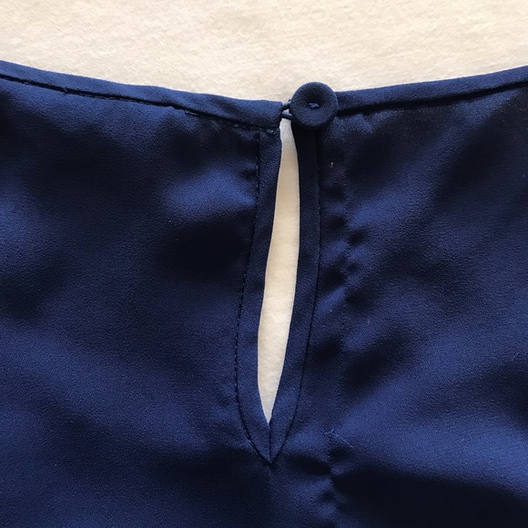 BCBG | MAXAZRIA sleeveless asymmetric blouse. - Picture 4 of 7